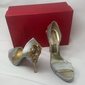Valentino pump heels in silver w/ gorgeous motif